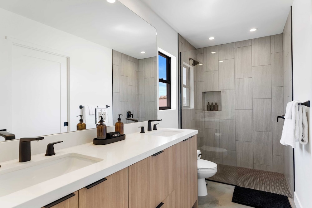 Bocce, Pool+spa, Game Room, Firepit Modern Oasis Yucca Haven by Avantstay