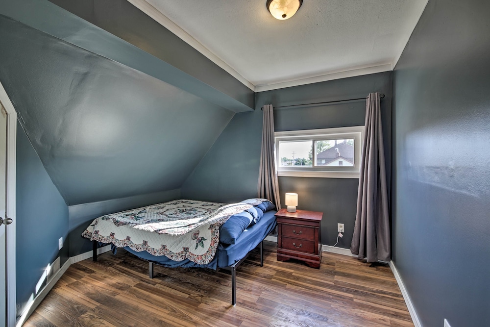 The Junction: Victorian Home in Quaint Fortville! view 3