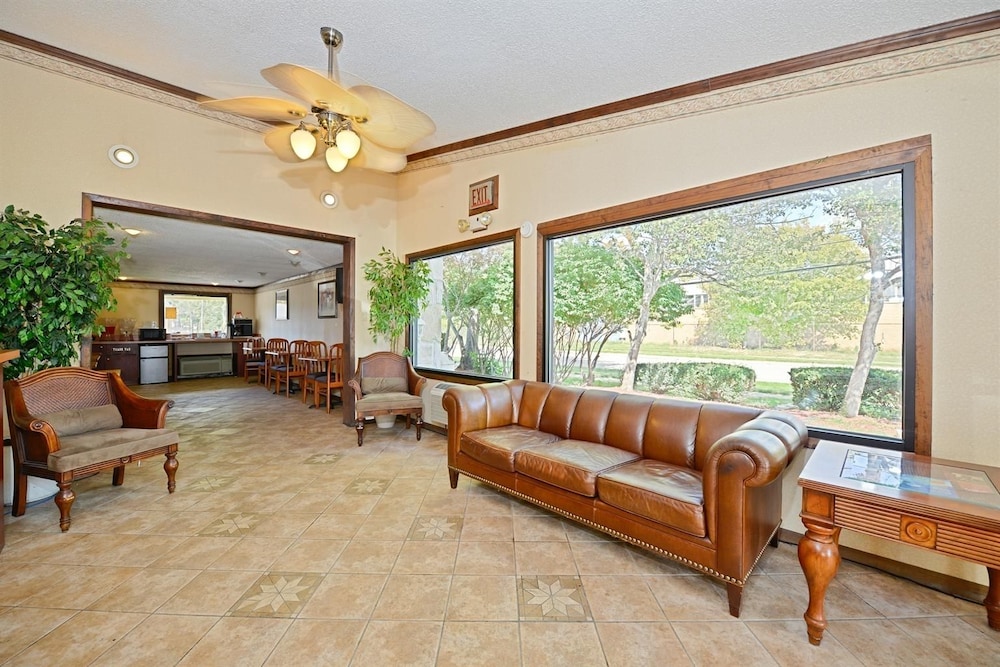 Detroit Vacations - Americas Best Value Inn  Suites Warren Detroit - Property Image 2