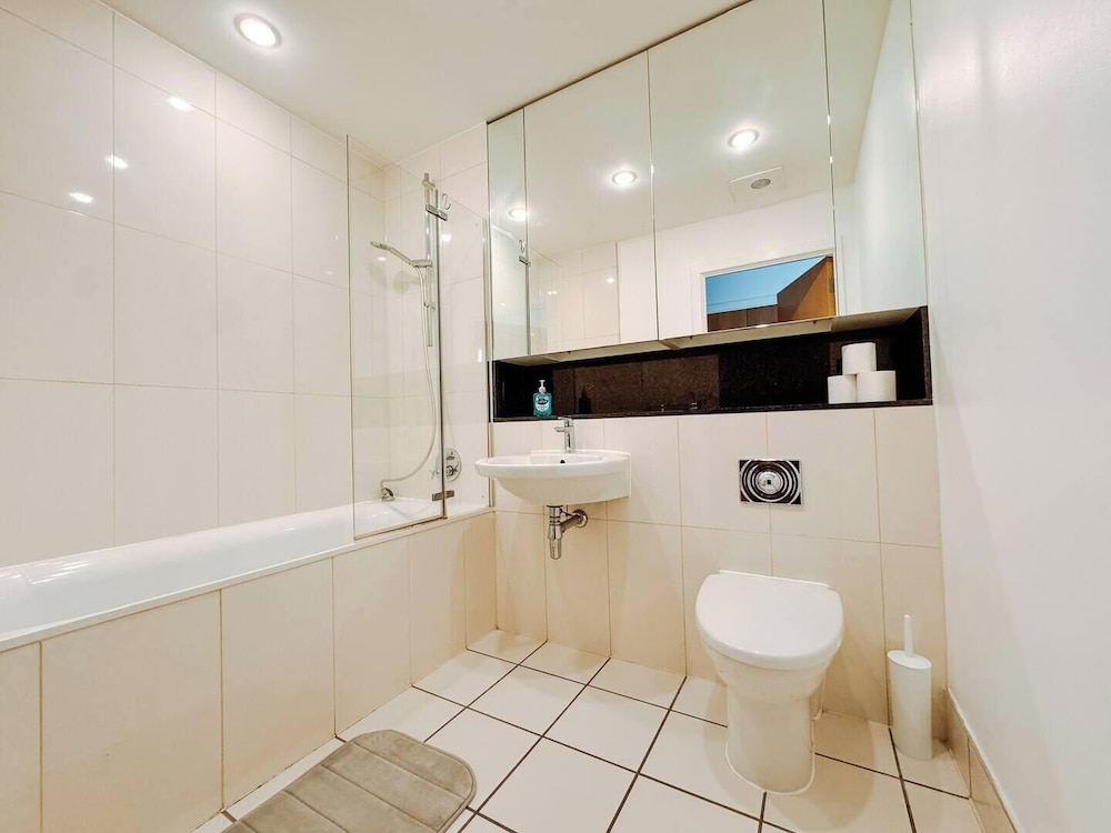 Londonaprt/sleeps6/gym/waterfront/wifi
