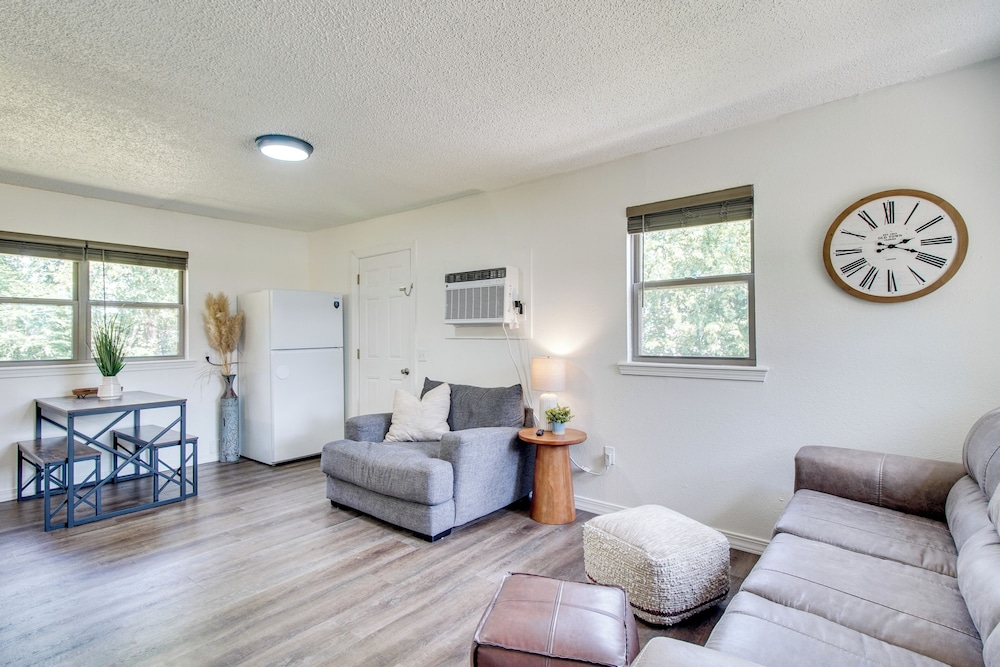 < 1 Mi to Cherokee Casino Sallisaw! Home Near I-40