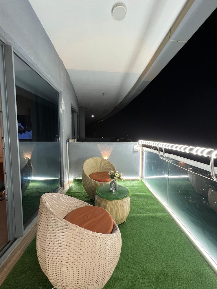 41 Floor River View - TheRoomeraStay