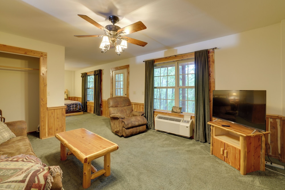 4 Mi to Beaver Lake: Peaceful Log Cabin w/ Deck!