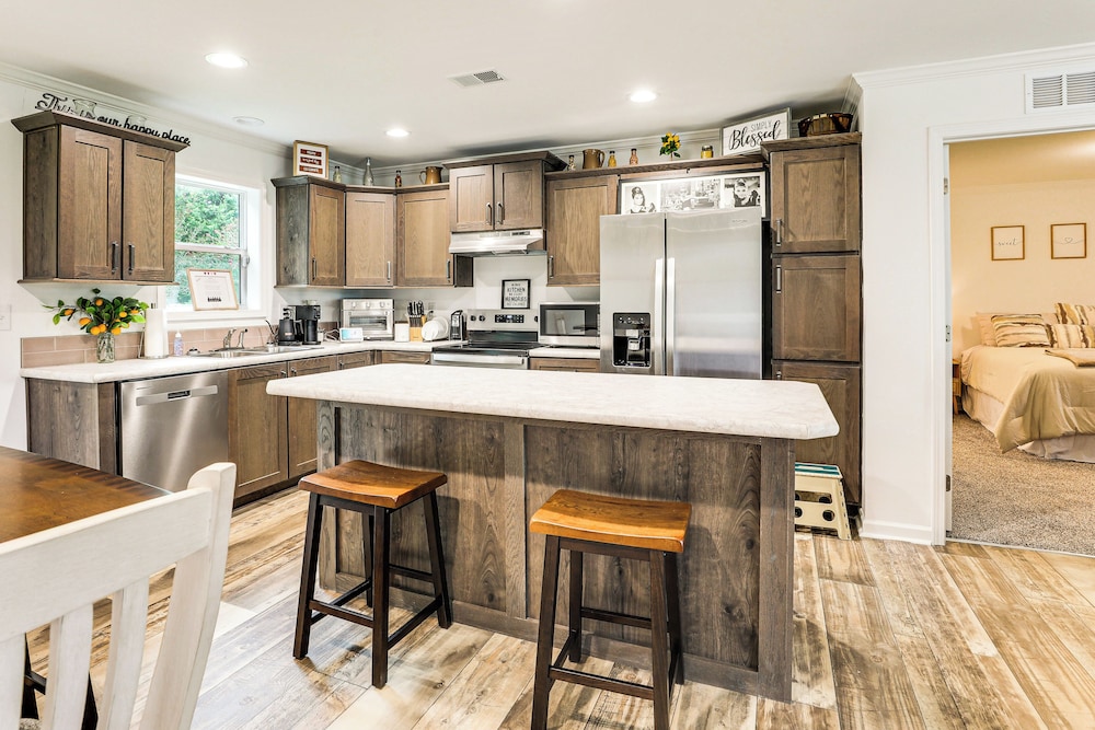 Dog Friendly, Screened Porch: St Stephen Retreat!