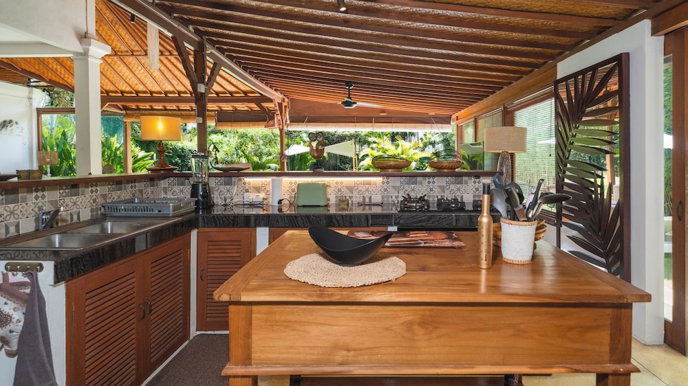Villa Mogi by Villa Finder
