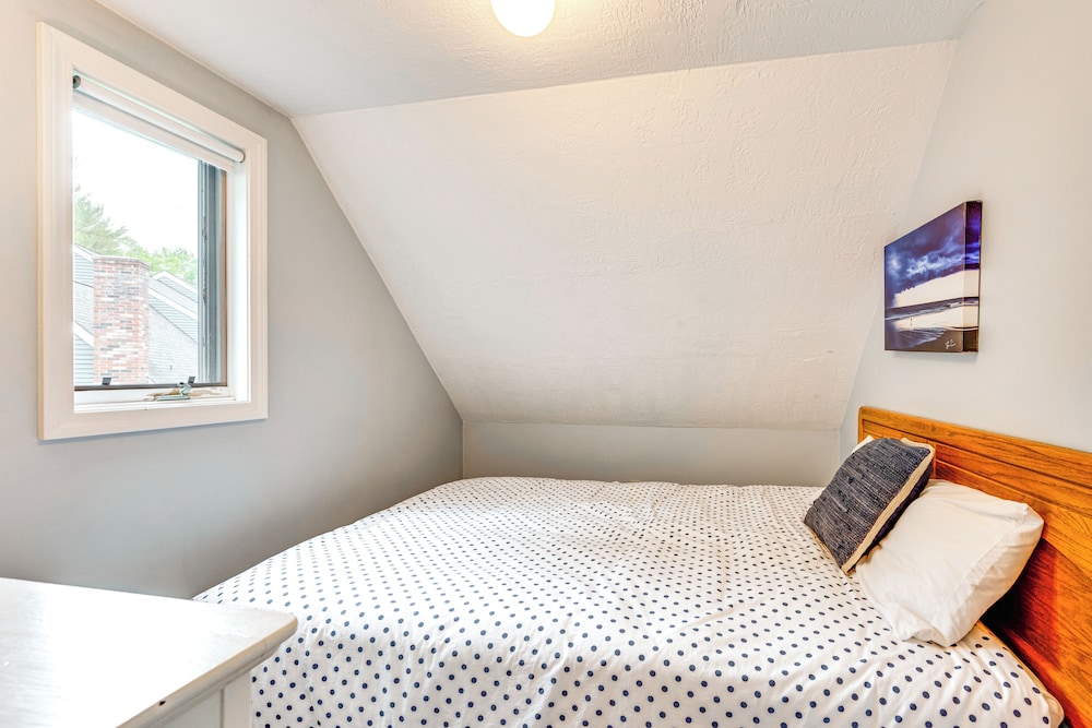 Condo w/ Deck & Grill < 5 Miles to Loon Mountain!