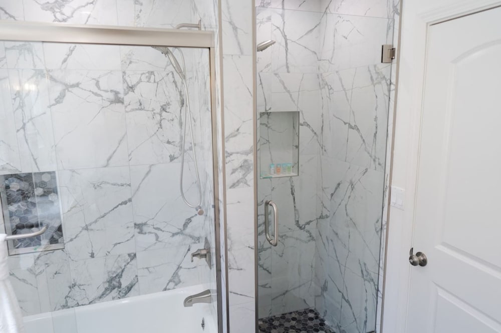 Remodeled 3BR House w Hot Tub Fenced Yard p58