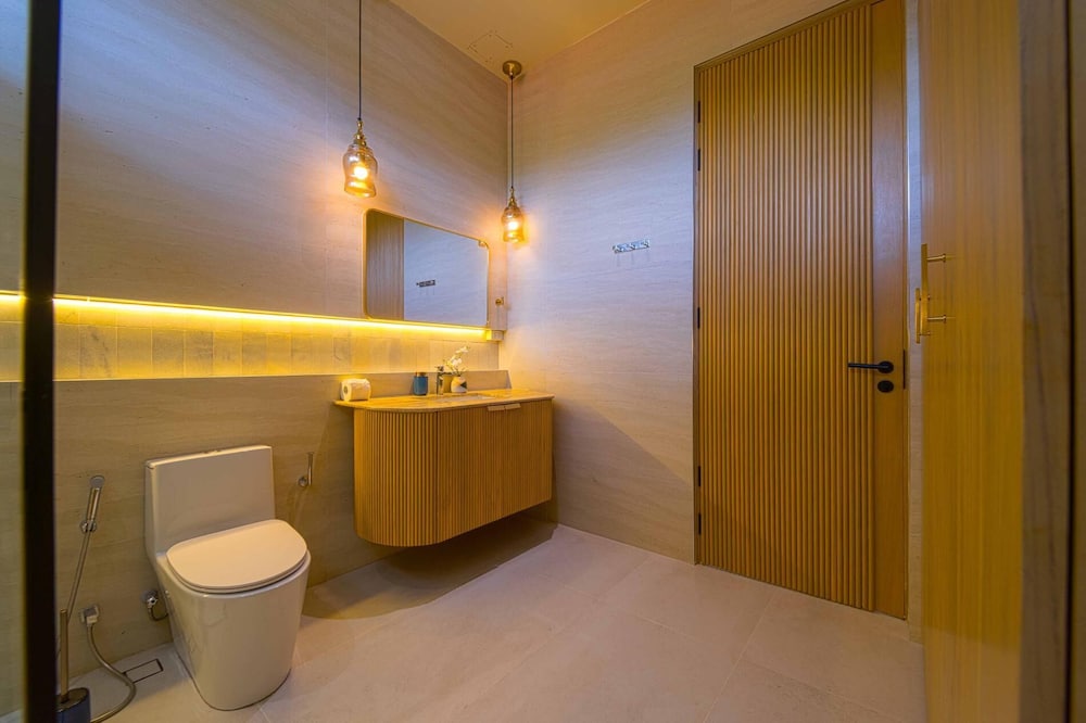 Ultra-Modern 6-Bedroom in GolfCourse PH6