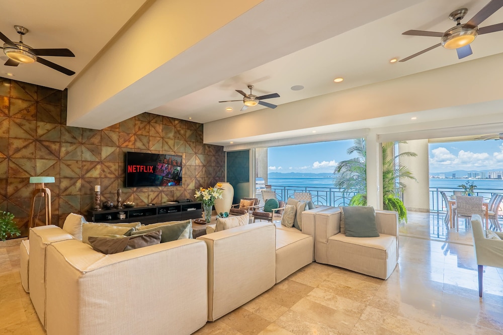 Ocean Front Amazing Views and Location Sleeps 8
