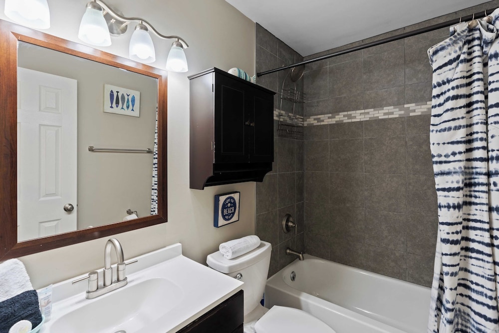 PCB Group-friendly Duplex w/ Pool, Backyard Lounge & 2 Kitchens