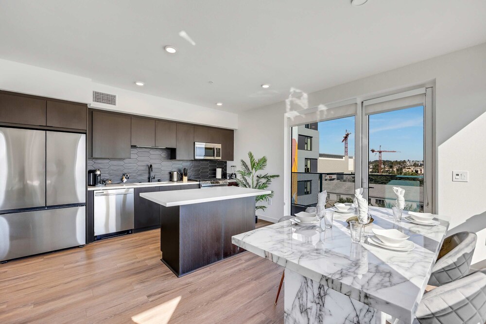 Luxury 2BR Hollywood Pool View by Oneluxstay