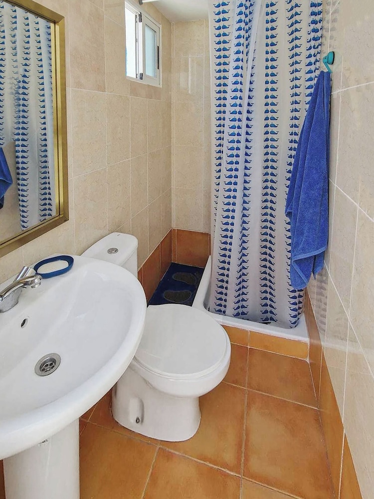 House With Exclusive Pool and Garden 7 min Walk From the Beach and the Center