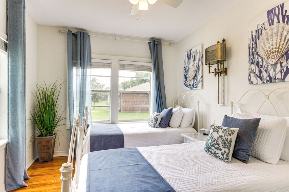 Walk to Beach, Gazebo w/ Hot Tub: Gulfport Gem!
