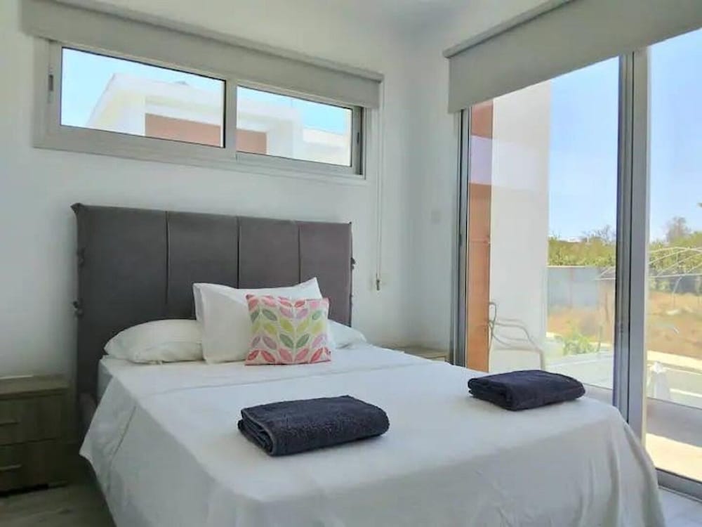 Beautiful Detached Modern Villa With Pool view 4