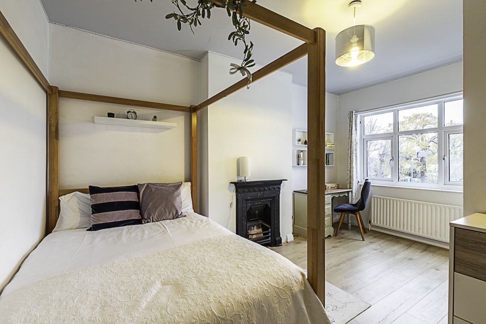 Gorgeous 4-bed Home With a Fireplace and Terrace
