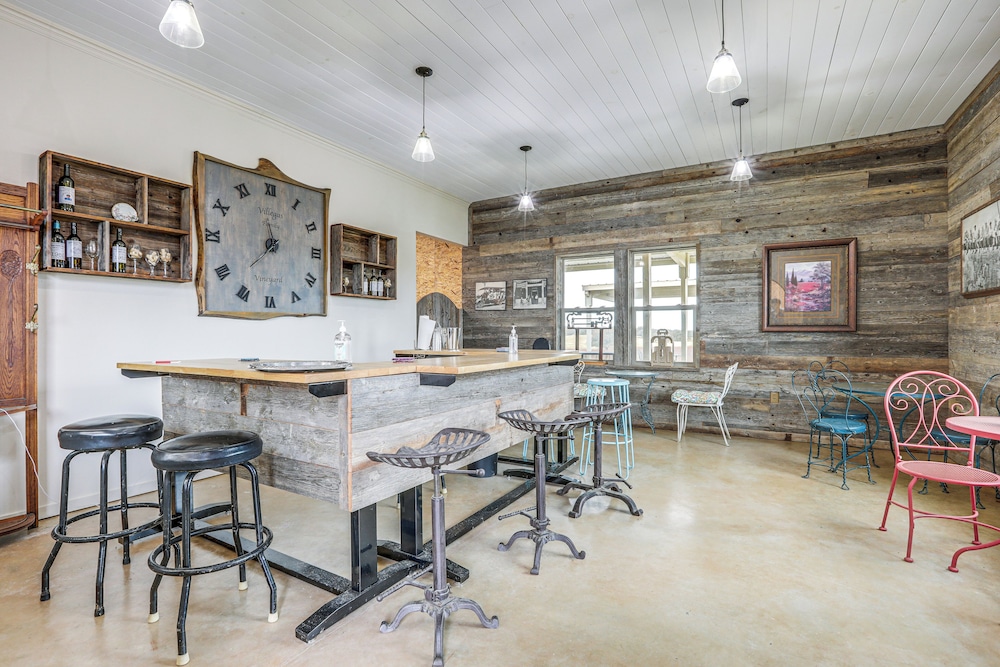 On-site Winery: Rural Plymouth Getaway!