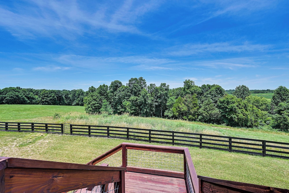 Scenic Getaway w/ Deck: 7 Mi to Mammoth Cave Park!