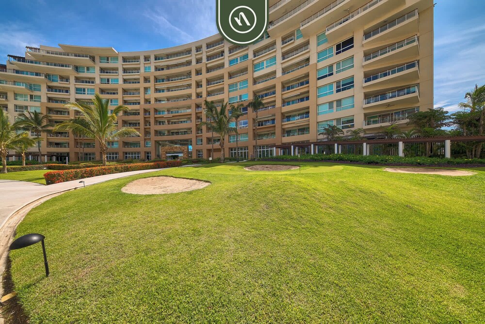 Luxury 4 BR Condo - Private Beachfront Deck With Pool