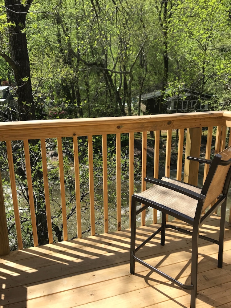 The Riverside Lodge at Chimney Rock