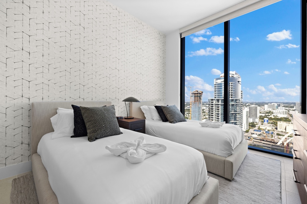 Lux Studio W City Views and Pool