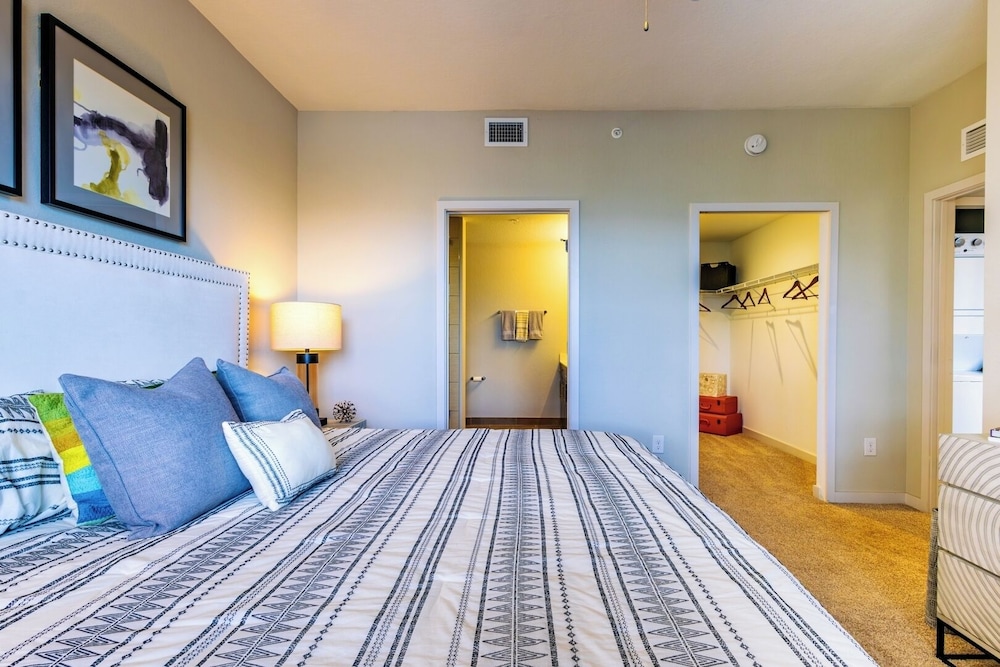 Modern 2BR Fort Myers Condo Pool, BBQ & Near Beaches
