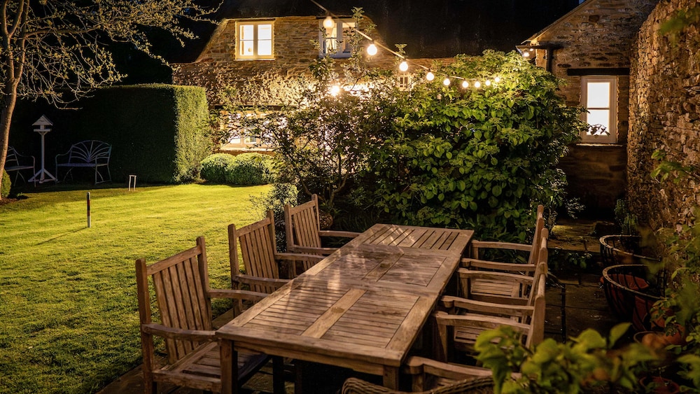 4Bed Thatched Cottage in Oxfordshire