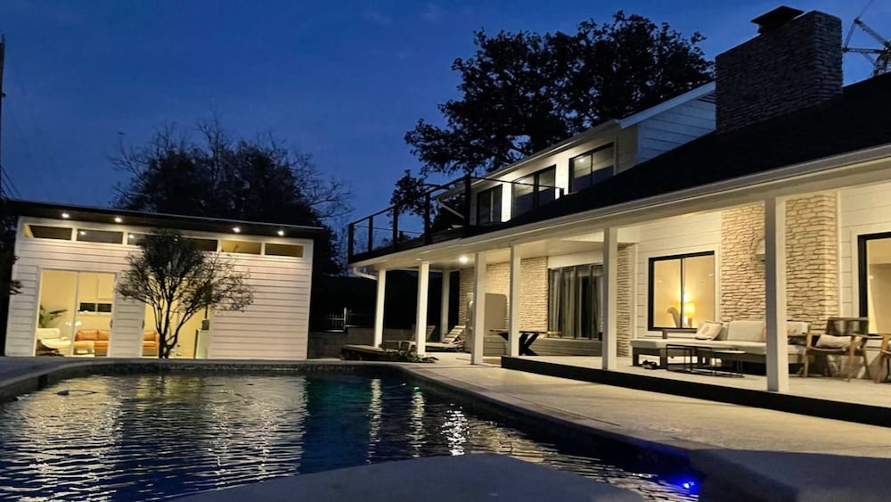 Luxurious Modern Retreat With Private Pool Patio