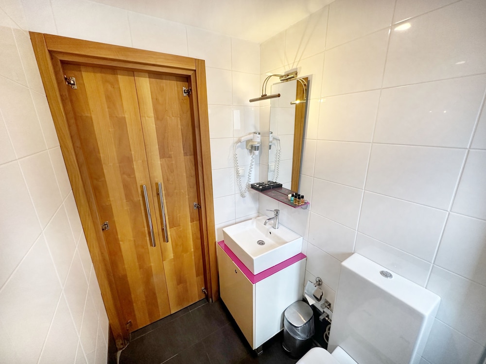 Black Art Otel - Image 47