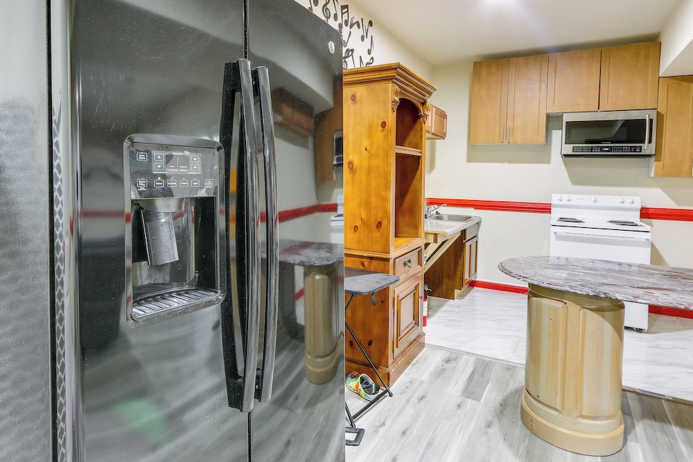 Clarksburg Getaway Near DC + Baltimore Sights!