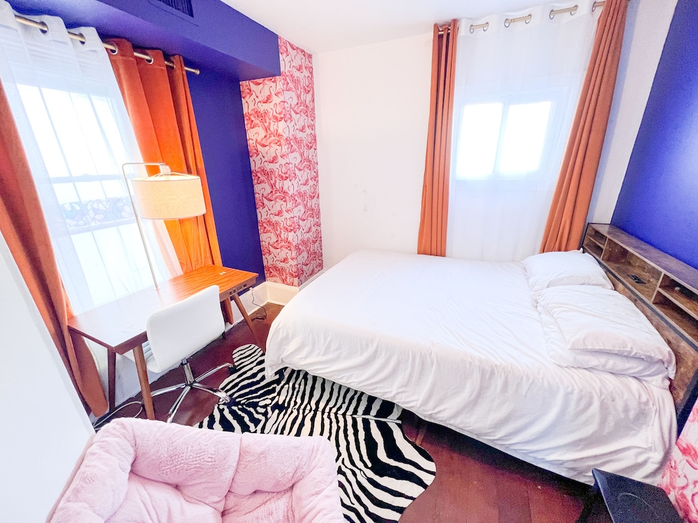 International Travelers House Hostel \- Downtown San Diego Little Italy.