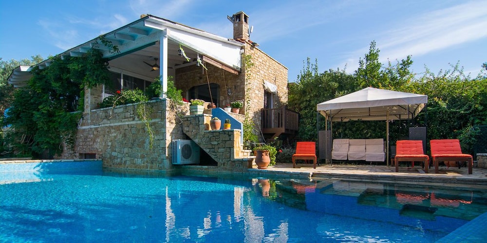 Maria Elena Villas