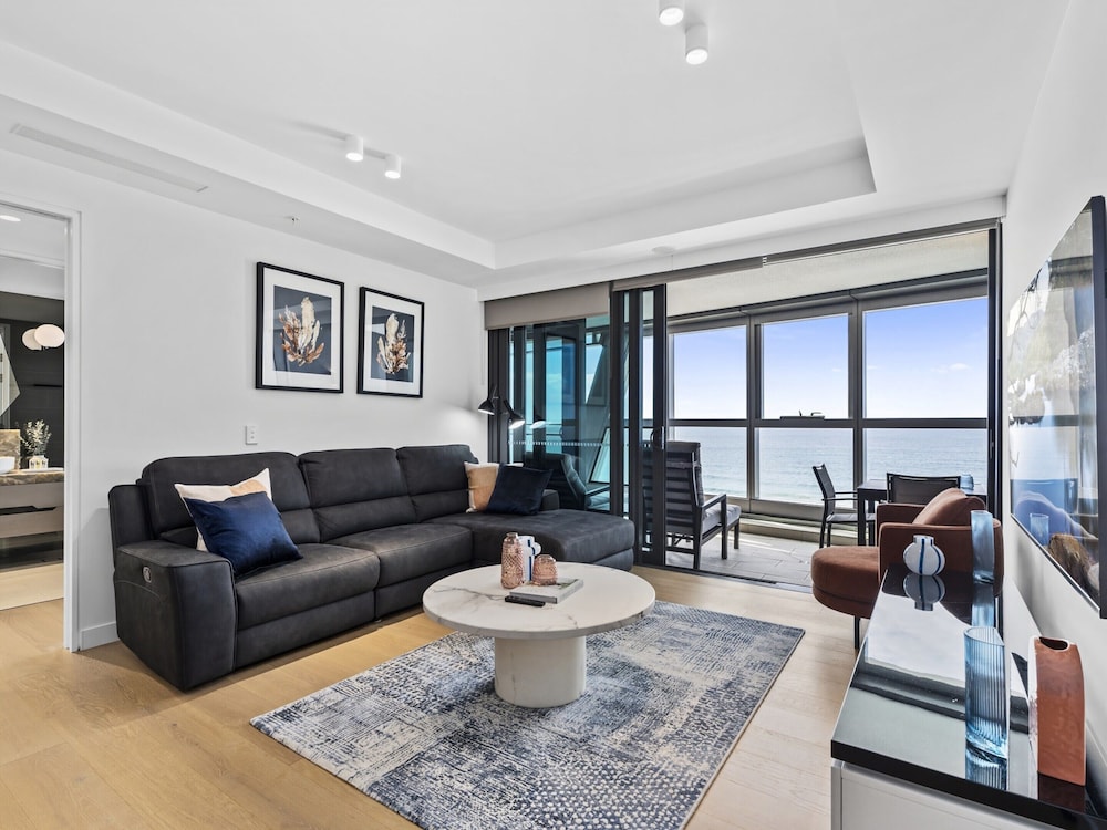 Luxury Beachfront 1-bed Apartment With Pool & Gym