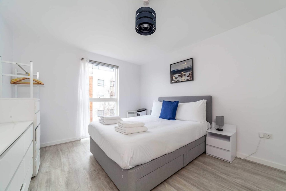 Riverside Retreat Modern Flat in Brentford view 4