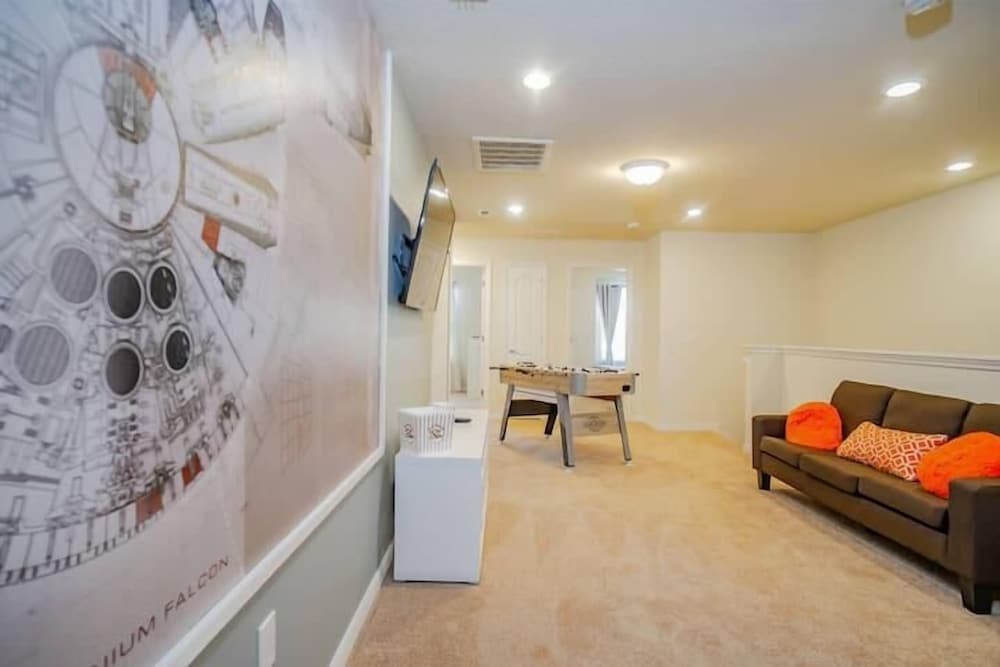 4606 TD - 5BR Townhome Marvel: Private Pool