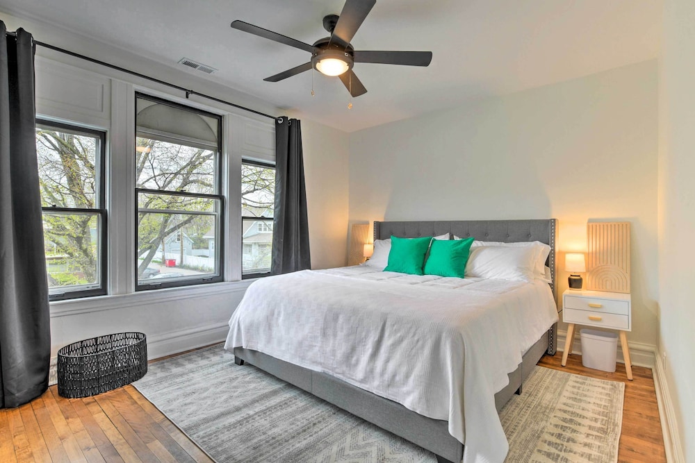 Oak Park Home w/ Grill - 5 Mi to Garfield Park! view 3