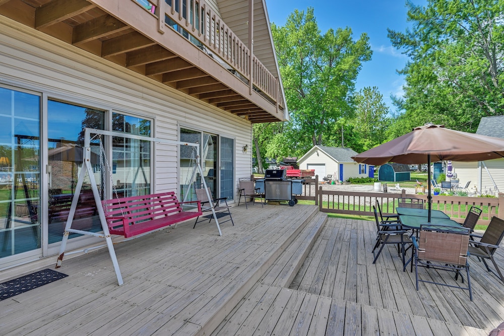Lakefront Warsaw Home w/ Private Dock + Golf Cart
