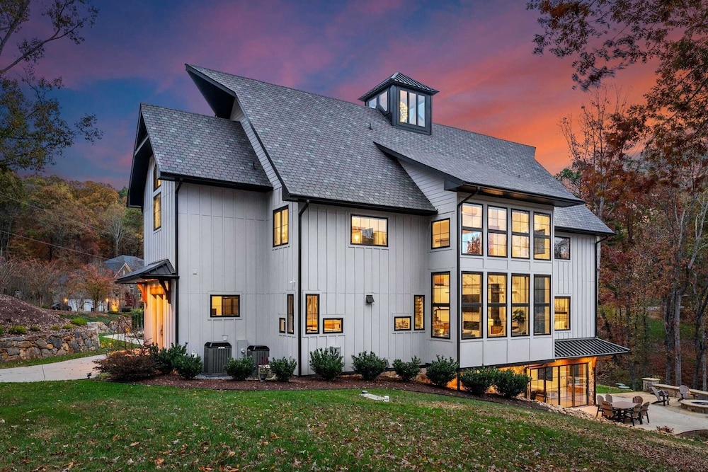 The Grand on Greenbay-7 Bedrooms Sleeps 21 Modern new Build