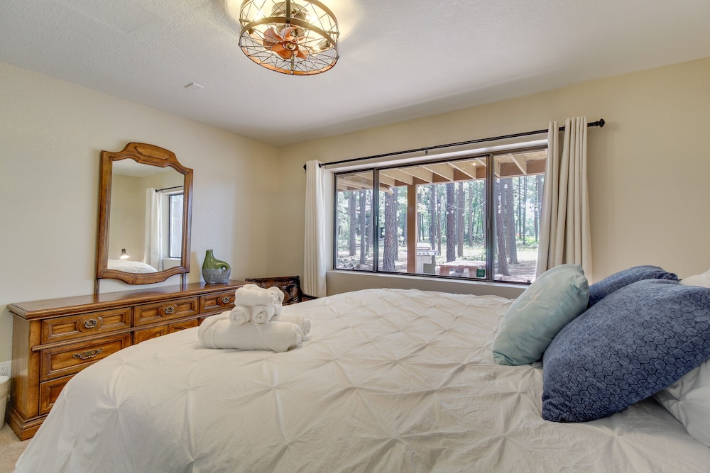 Game Room, Fire Pit, Deck: Remodeled Pinetop Cabin