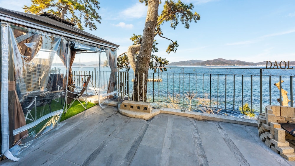 Geoje Daol Pool Villa Pension