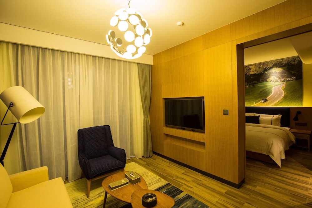 Spring Posh Roadsun International Hotel & Resort
