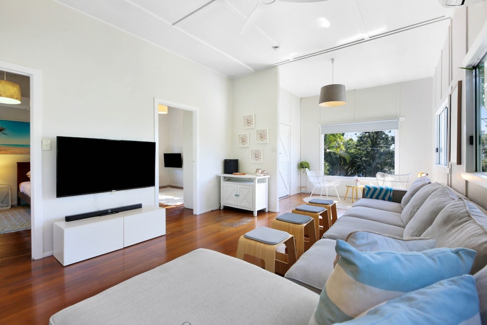 2-bed Beach House in Burleigh Heads Amidst Nature