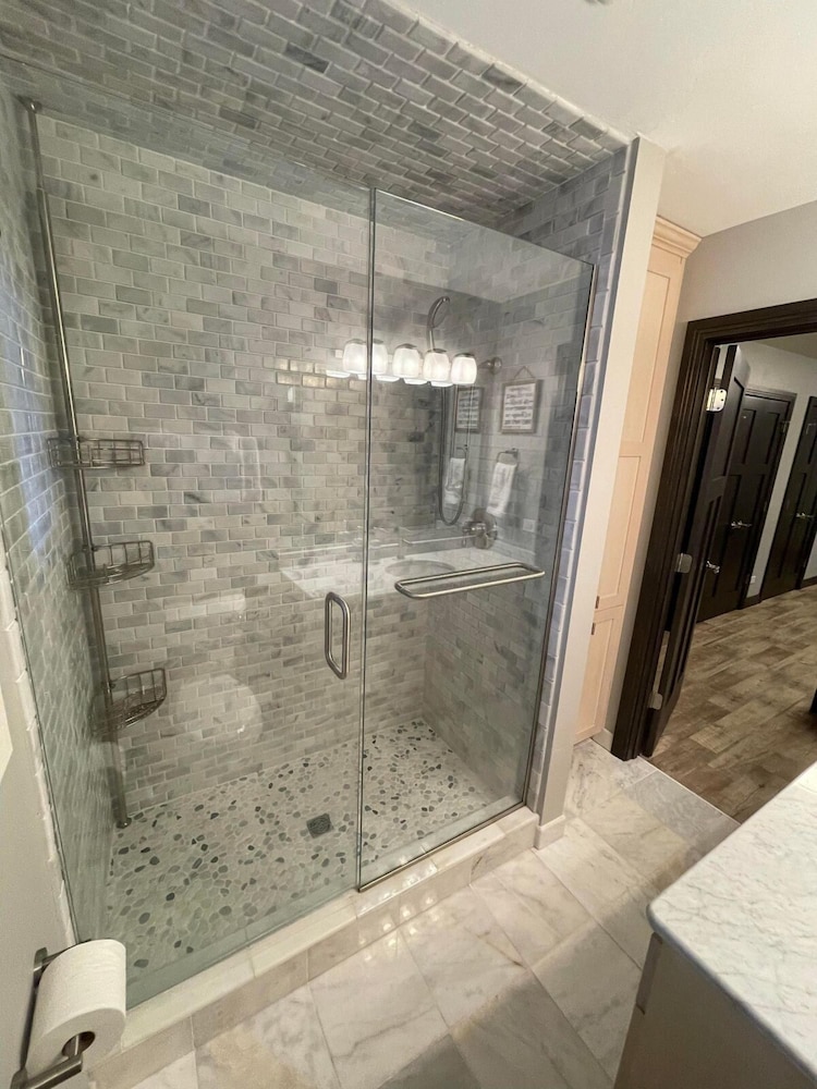 Freshly Updated Lake Michigan Home With Pool