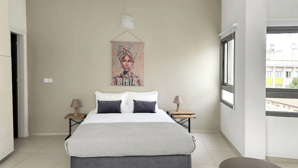 Phaedrus Living: Ledras Residences 201
