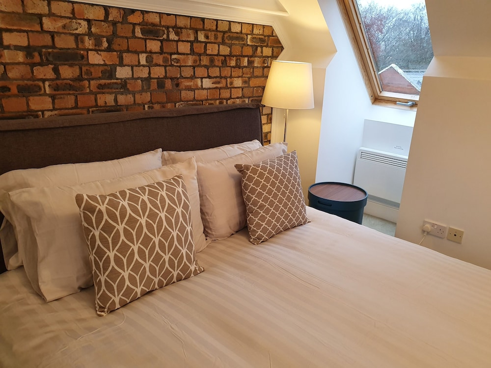 Stylish 3 Bed Apartment in Bristol view 4