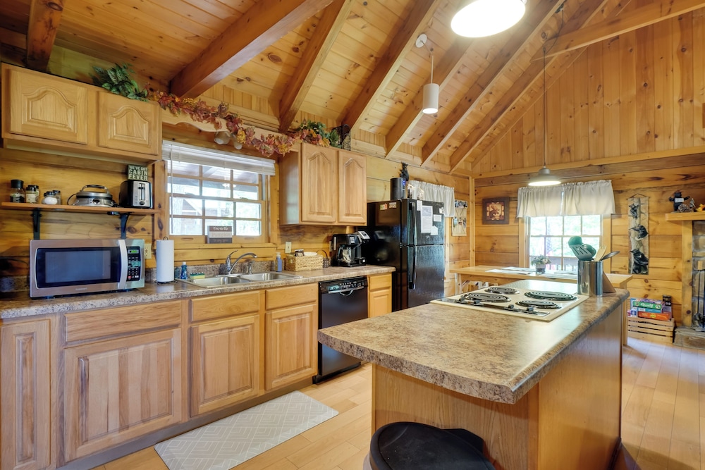 Hot Tub & Deck! 'bear Hugs Cabin' Near Gatlinburg