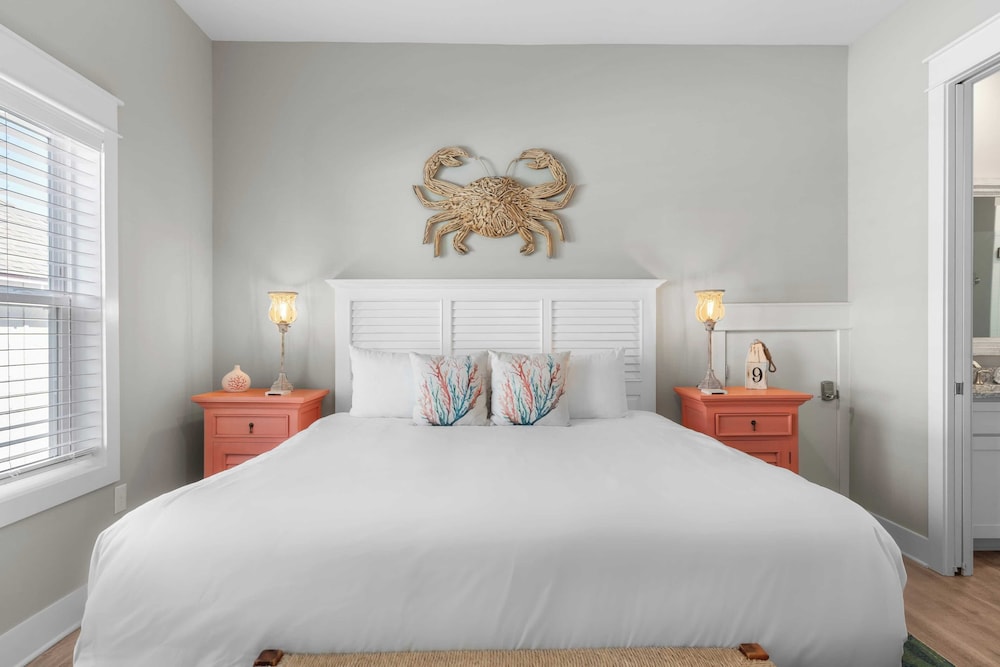 Mins to Beach Access + Pet-friendly + Golf Cart 30A White Sands by Avantstay