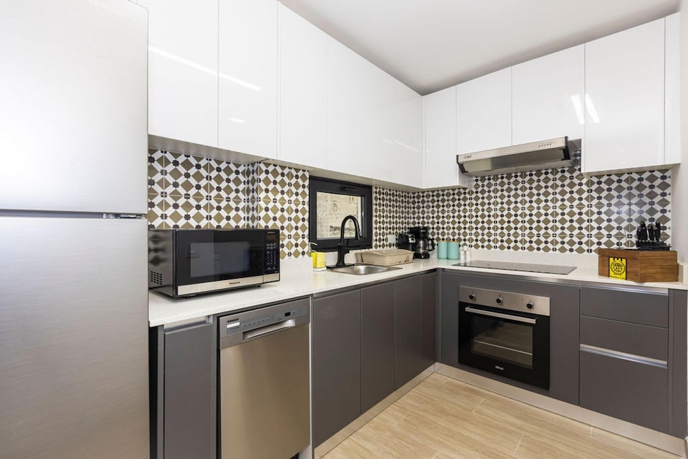 The Urbanart Condo by Acomodo