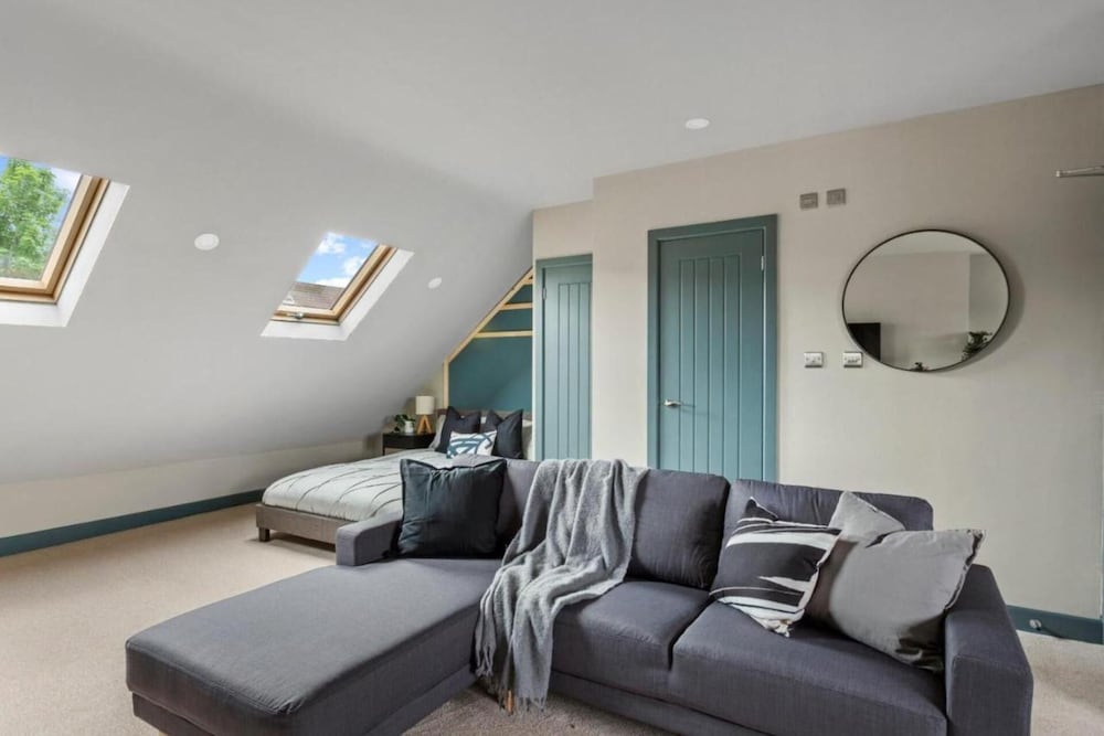 Stunning Very Large Studio in Coventry view 5