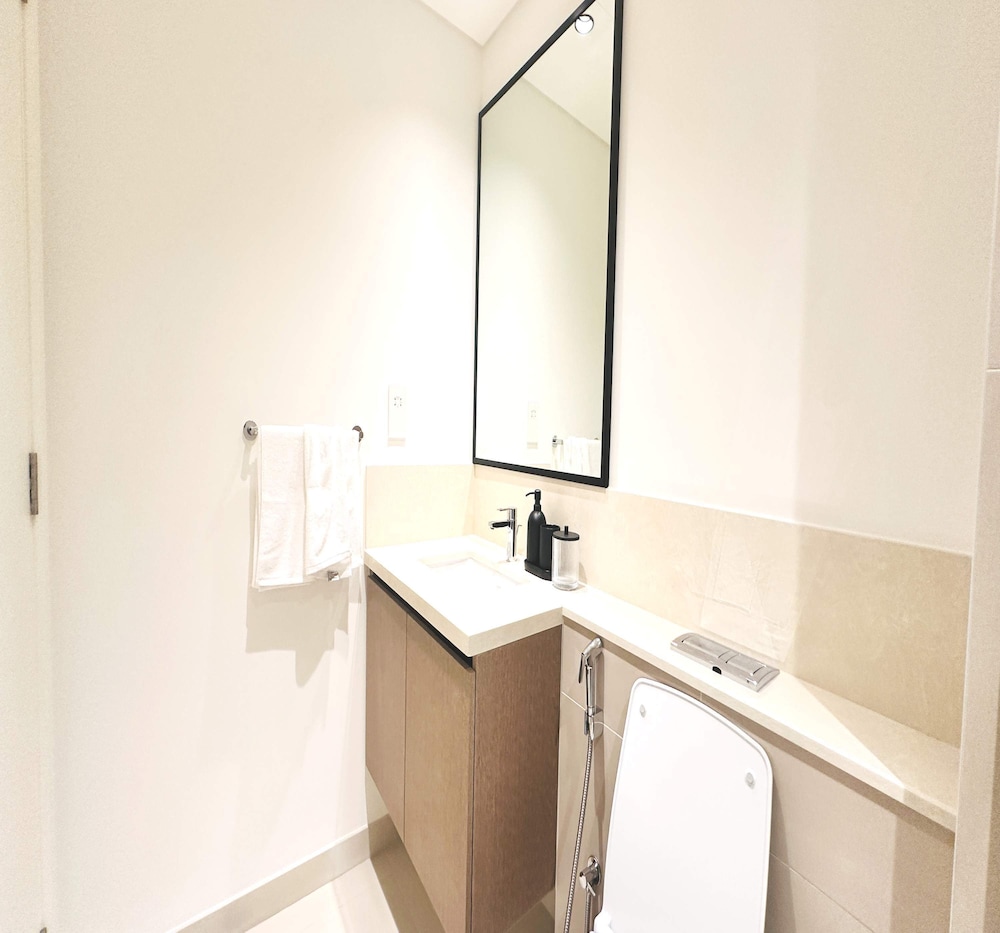 Luxury 1-Bedroom Apartment At Burj Crown
