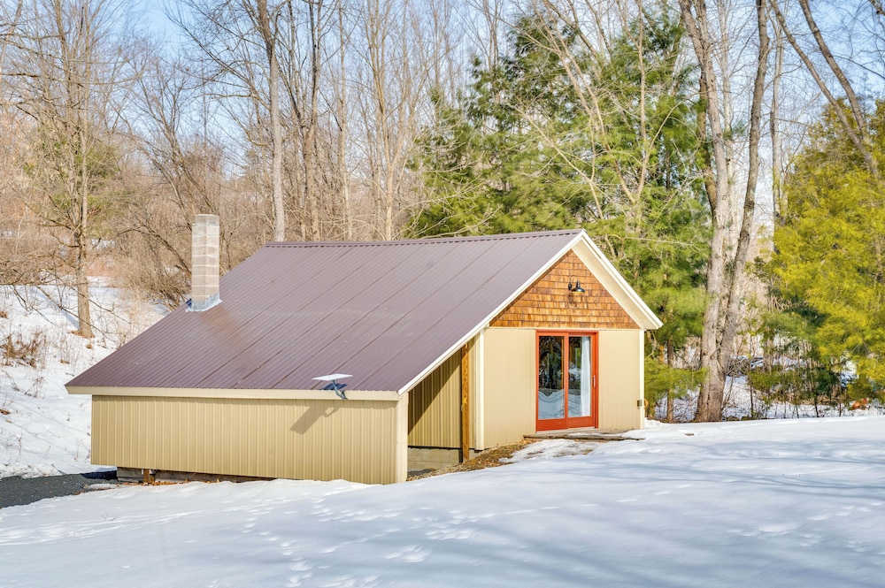 Hike, Fish & Boat: Waterfront Cabin in Ryegate!